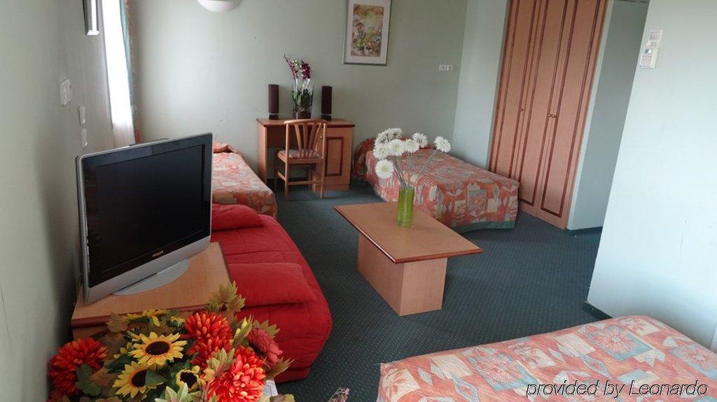 Median Geneve Aeroport Hotel Ferney-Voltaire Room photo