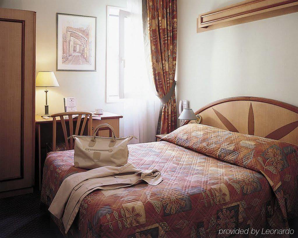 Median Geneve Aeroport Hotel Ferney-Voltaire Room photo
